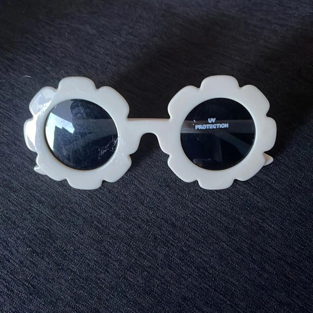 New Girls Daisy Sunglasses w UV Protection Host Pick